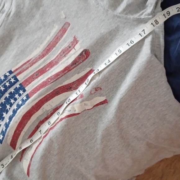 💙🌺Gray T-Shirt with American Flag Design - Picture 8 of 9